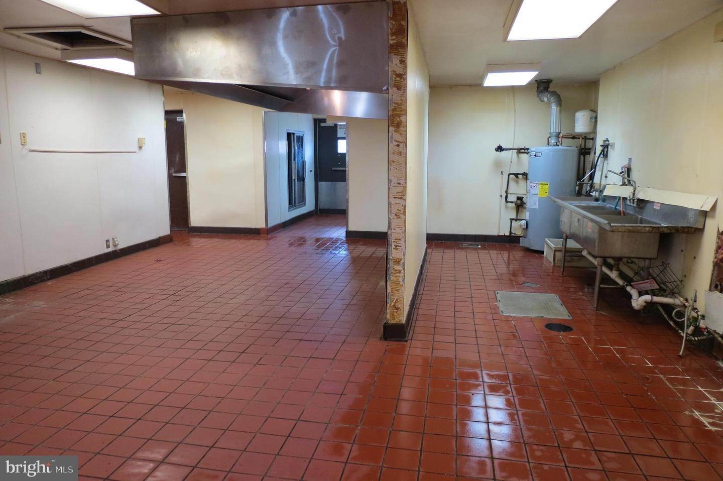 4. Commercial for Sale at 1642 OLD PHILADELPHIA PIKE Lancaster, Pennsylvania 17602 United States
