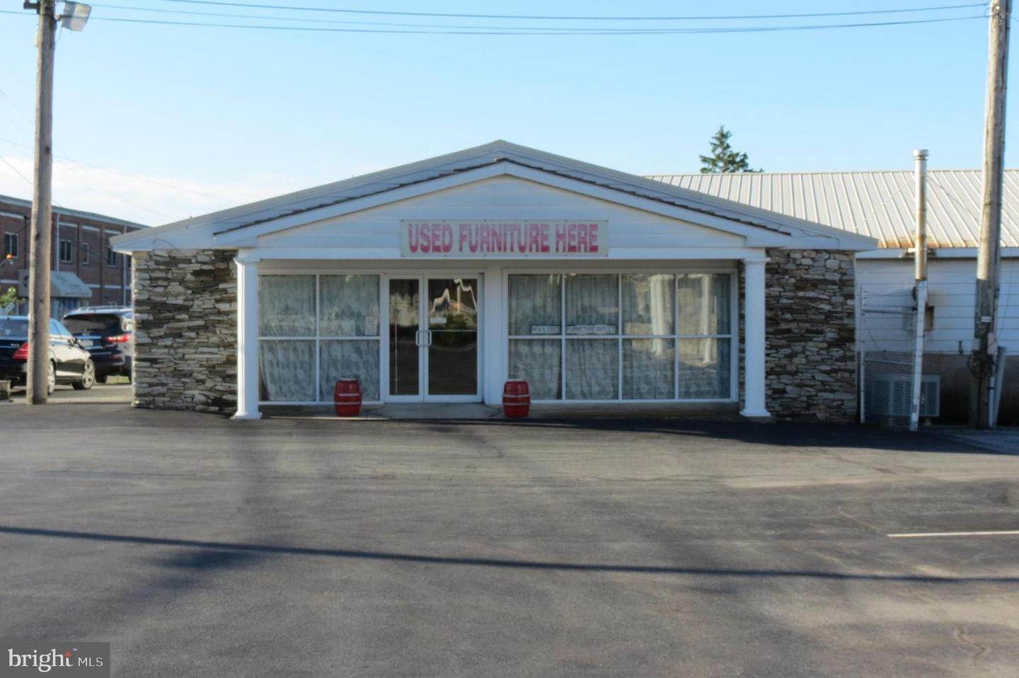 4. Commercial for Sale at 16 GRAYBILL Road Leola, Pennsylvania 17540 United States