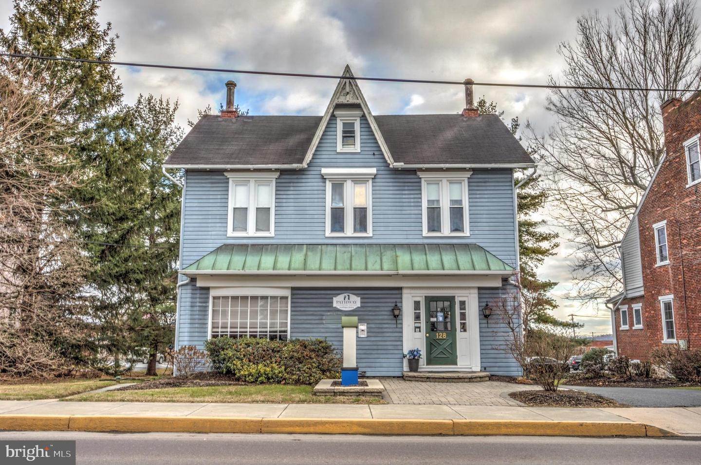 Commercial for Sale at 128 W MAIN Street New Holland, Pennsylvania 17557 United States