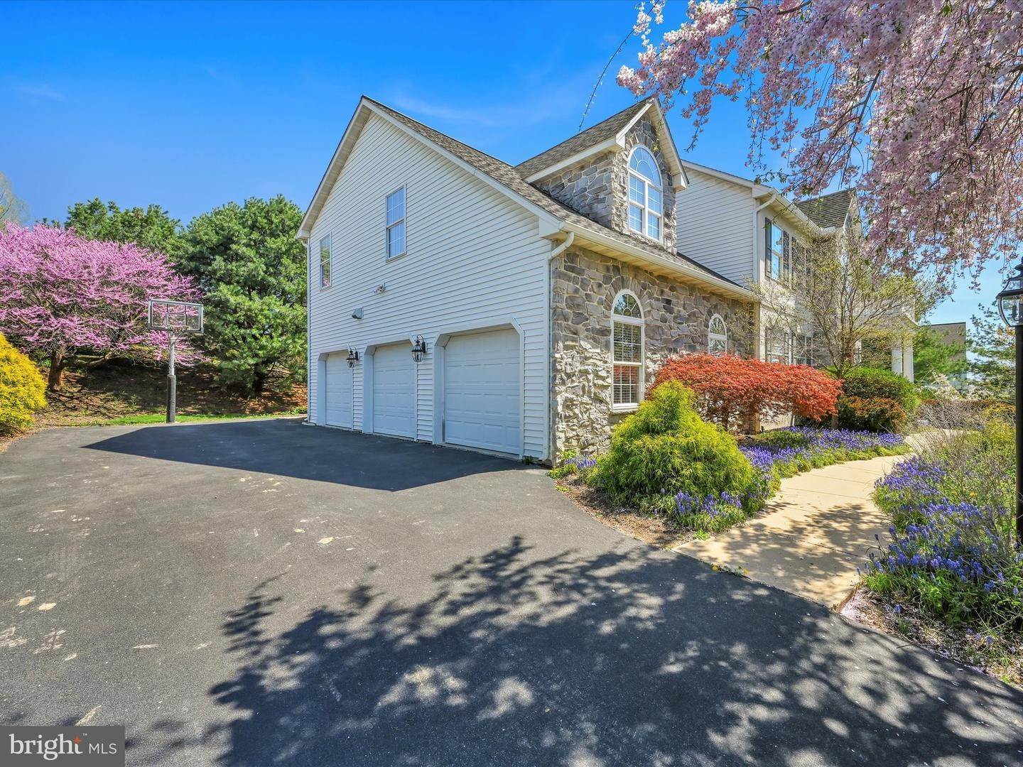5. Residential for Sale at 195 W MILLPORT Road Lititz, Pennsylvania 17543 United States