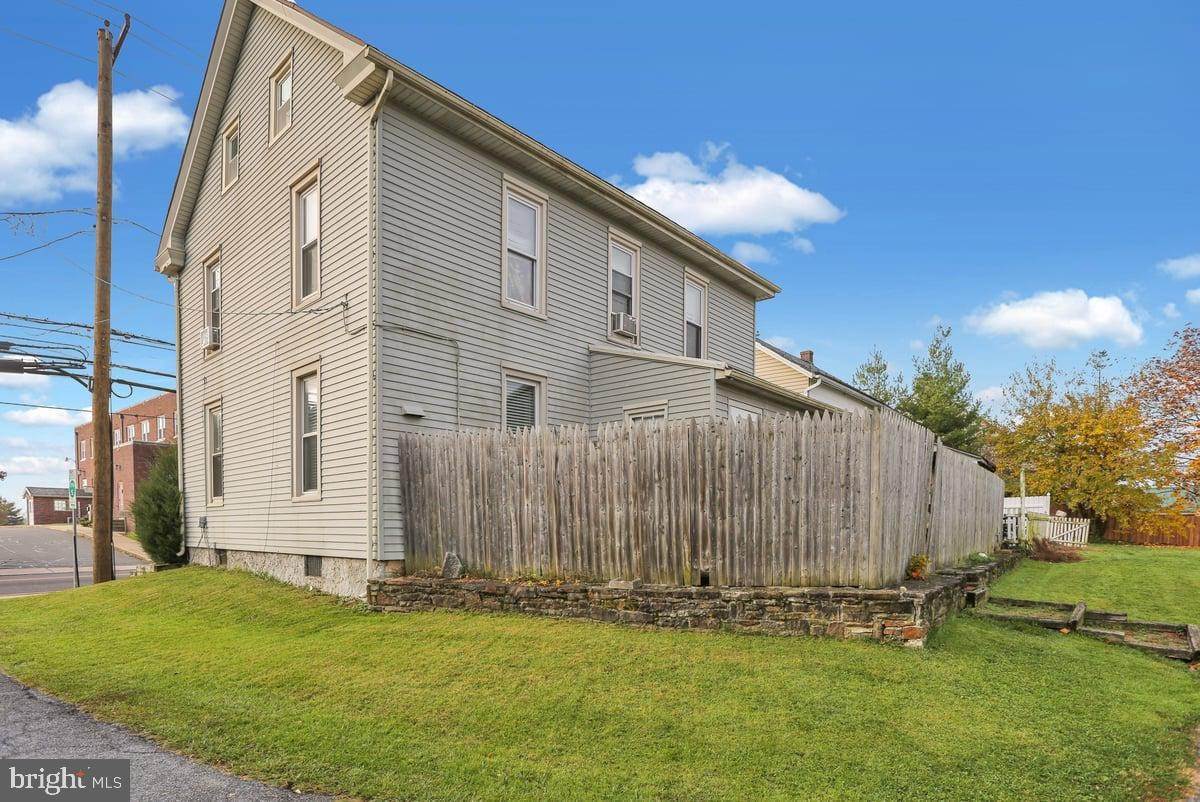 5. Residential for Sale at 273 W MAIN Street New Holland, Pennsylvania 17557 United States