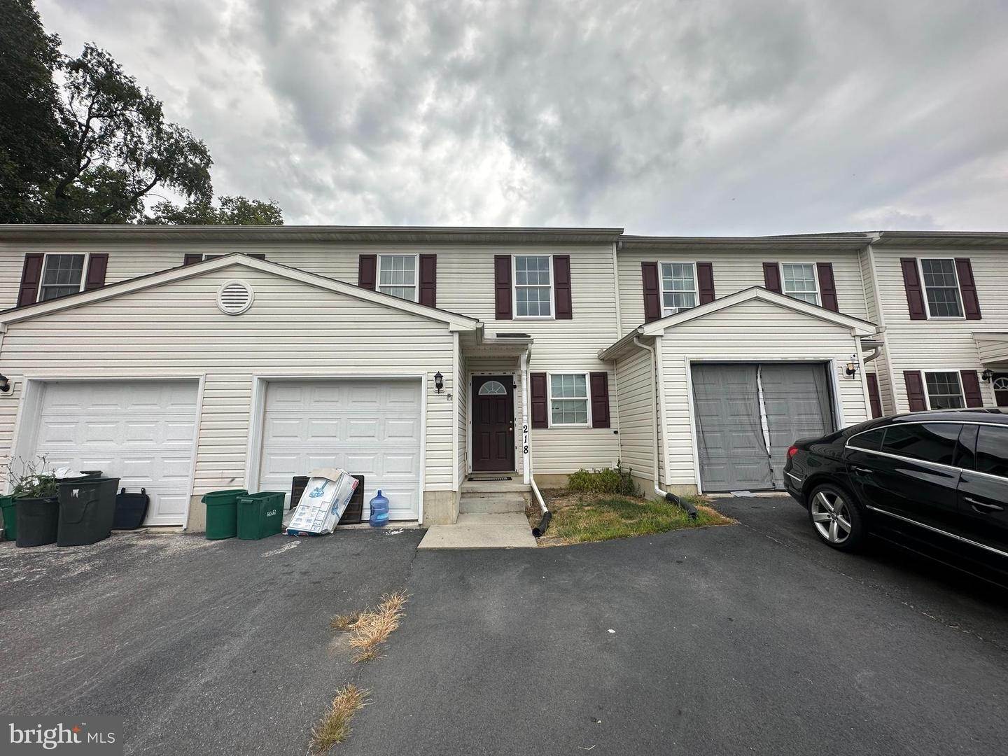住宅 为 销售 在 218 RED CEDAR Lane 玛丽埃塔, 宾夕法尼亚州 17547 美国