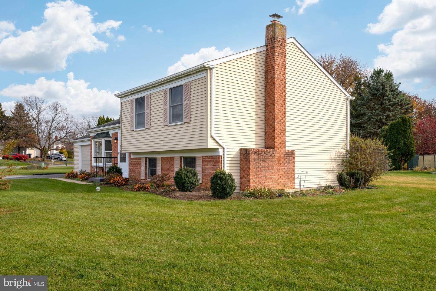 3. Residential for Sale at 2422 CREEK VIEW Drive Lancaster, Pennsylvania 17602 United States