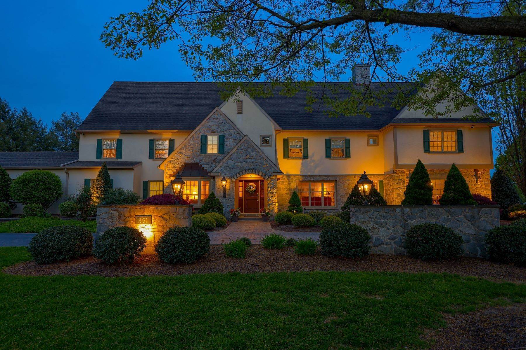 1. Single Family Homes 为 销售 在 351 Koser Road 立提兹市, 宾夕法尼亚州 17543 美国